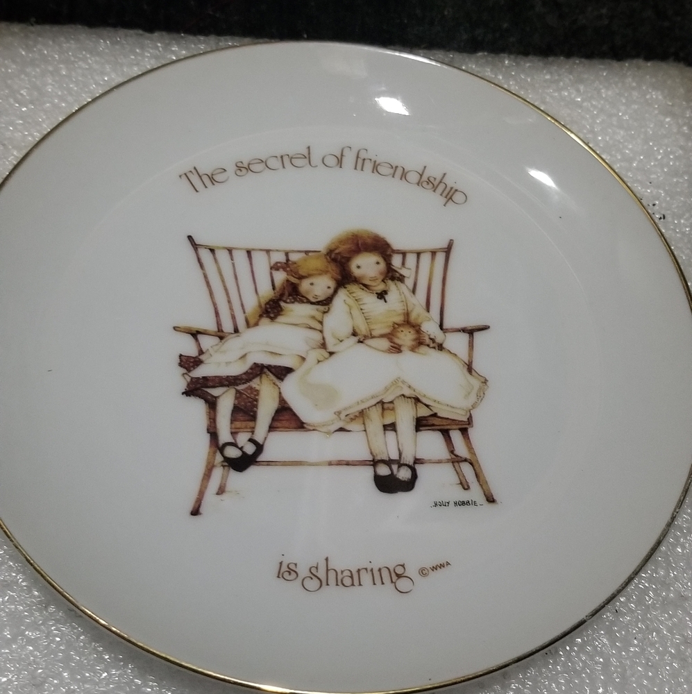 Decorative plate, lasting memories. The secret of friendship like new